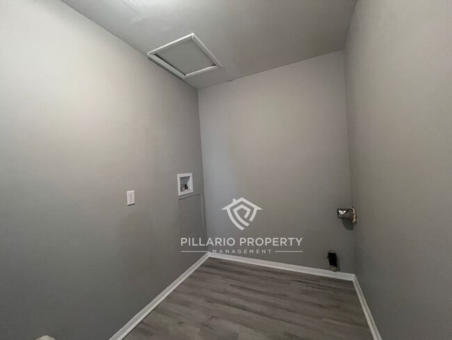 Building Photo - 4-Bedroom Home with Spacious Kitchen & Detached Garage, Available NOW!