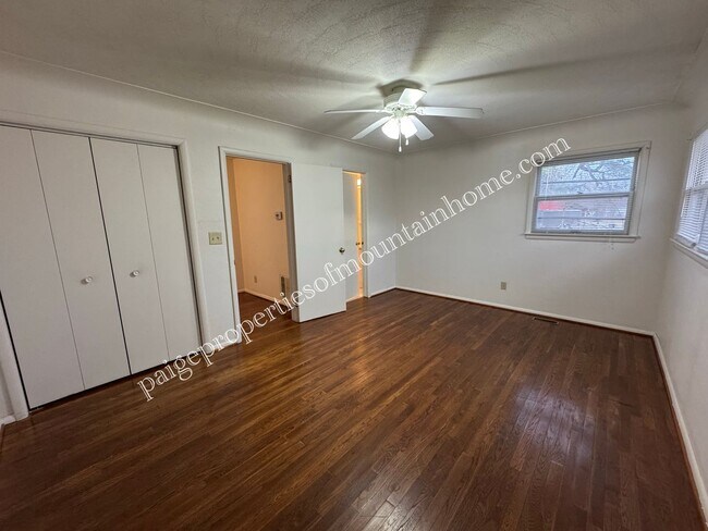 Building Photo - 3 Bedroom/2 bath home in Mountain Home