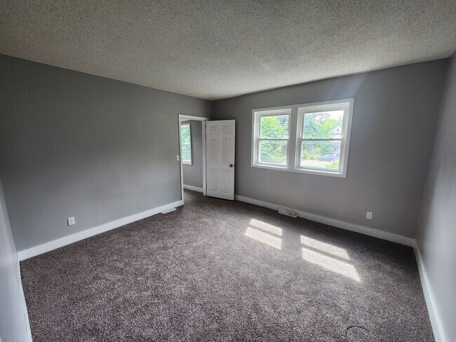 Building Photo - 4-Bedroom House