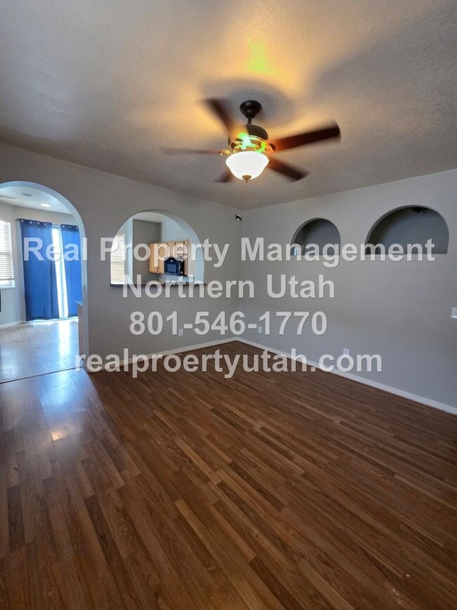 Building Photo - 3 Bedroom Home Available in North Salt Lake