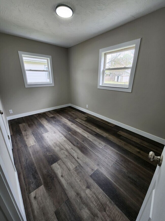 Building Photo - Spacious 2-Bedroom, 1-Bathroom Home AVAILABLE NOW!!