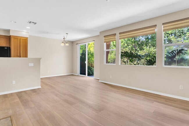 Building Photo - Beautiful townhome in Mission Valley!  Ava...
