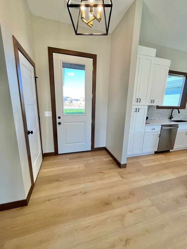 Building Photo - Stunning 5 Bed/2.5 Bath Townhome!