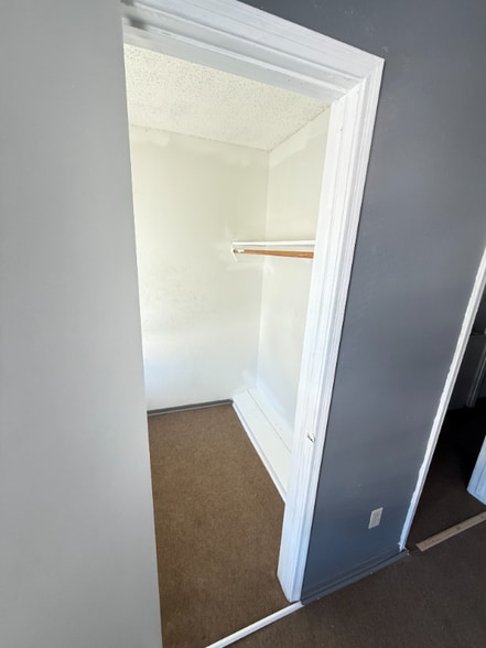 Building Photo - 7700 Creekbend Dr