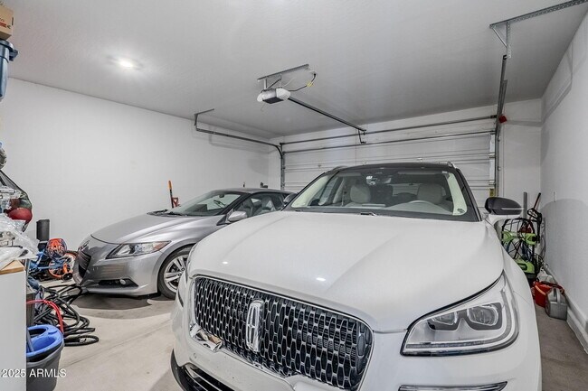 Building Photo - 9935 E Thornbush Ave