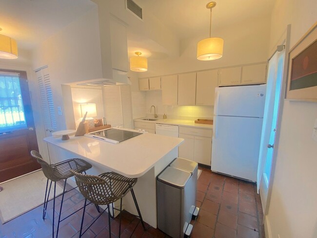 Building Photo - 1 BED | 1 BATH | FURNISHED - HISTORIC DIST...