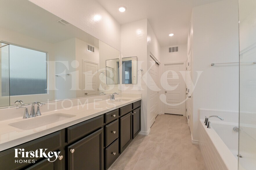 Building Photo - 6845 Greensmen Ave