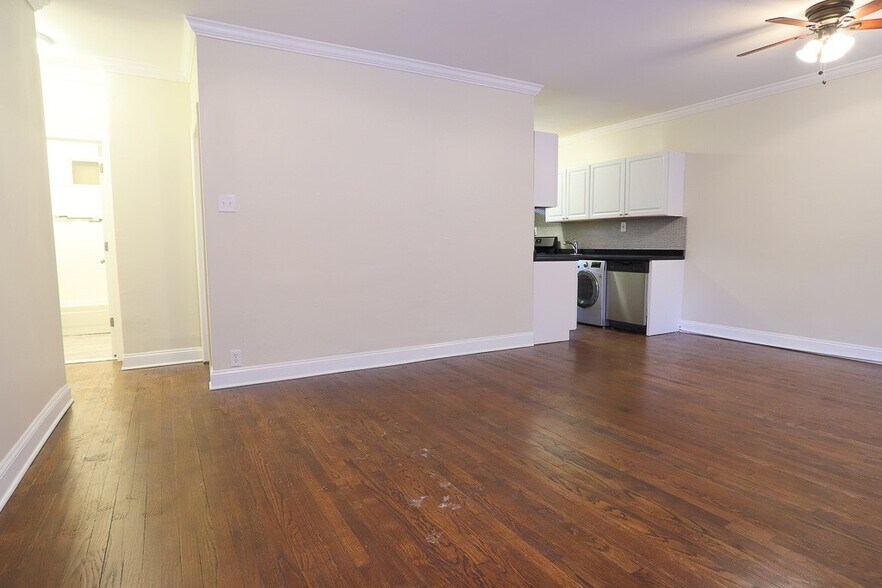 Building Photo - 709 W Roscoe St