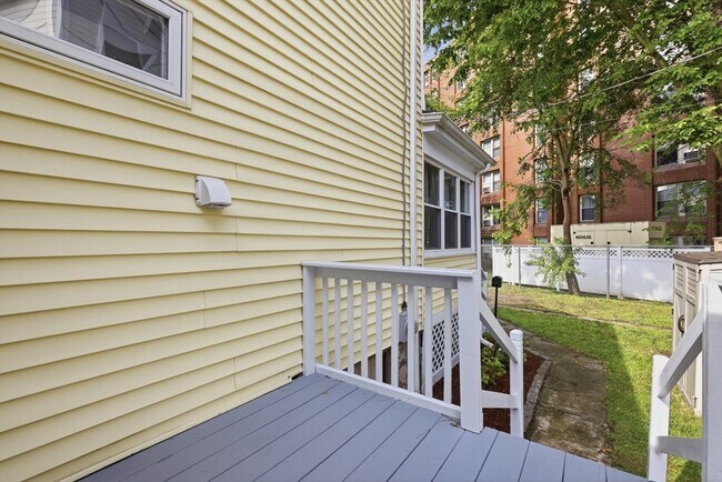 Building Photo - 98 Grove St