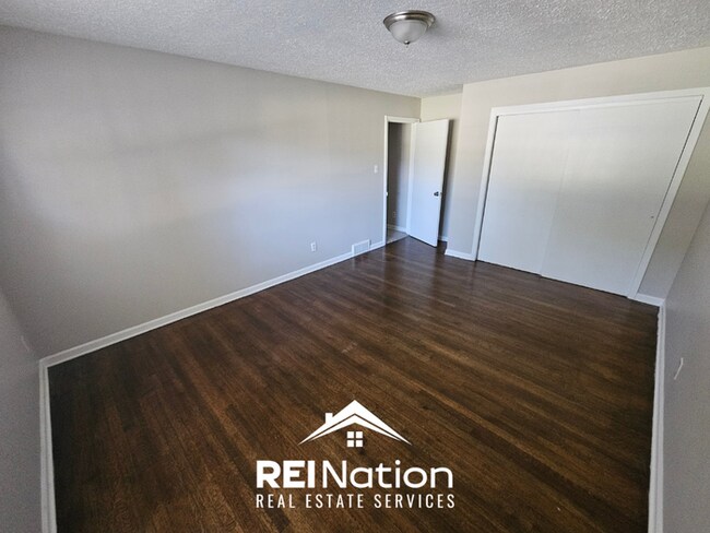Building Photo - HUGE 4BR/2.5BA MEMPHIS HOME! | Vinyl Plank & Brick Fireplace | Fenced Yard!