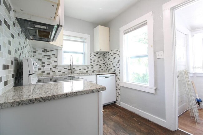 Building Photo - 725 Putnam Ave