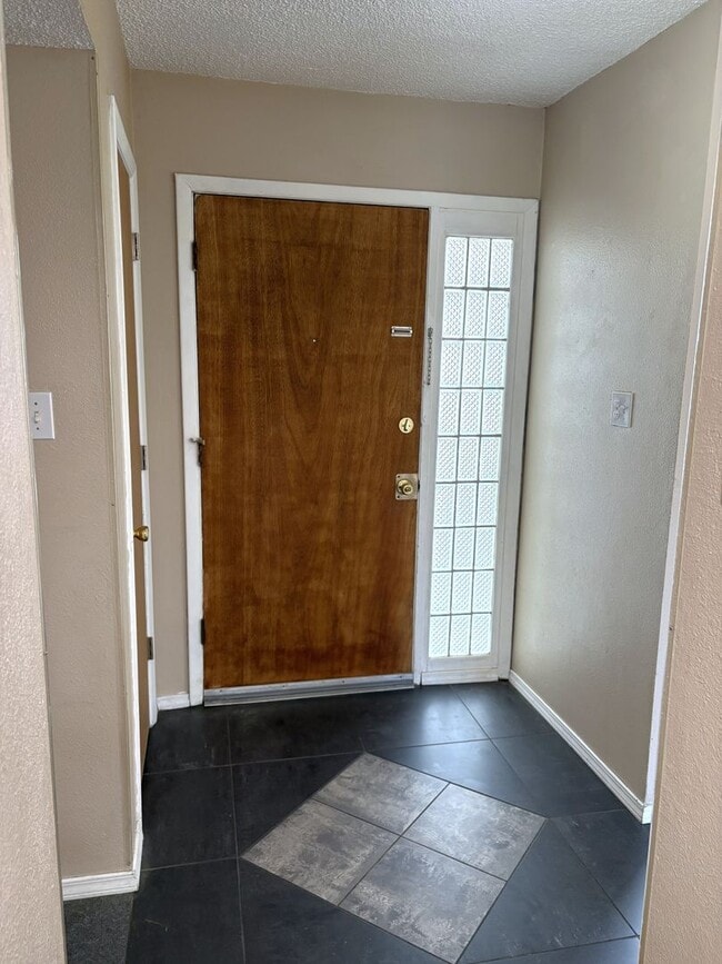 Building Photo - Beautiful 5 Bedroom NE Heights Home With B...