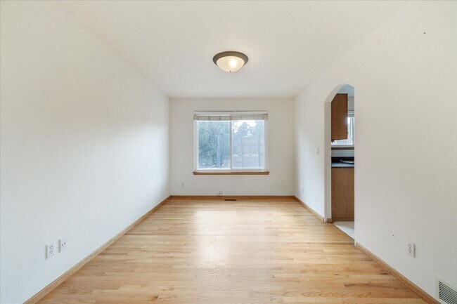 Building Photo - Gorgeous 5 Bedroom, 4 Bath Home on the Edg...