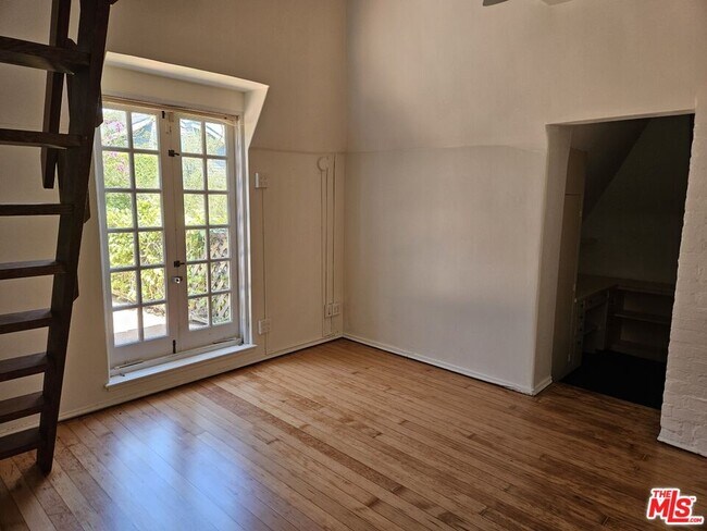Building Photo - 120 Larkin Pl