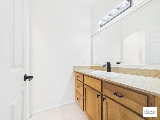 Building Photo - Two Level Townhouse Available February 1, 2026