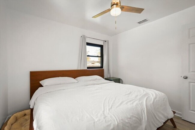 Building Photo - 3506 Claridge Rd E