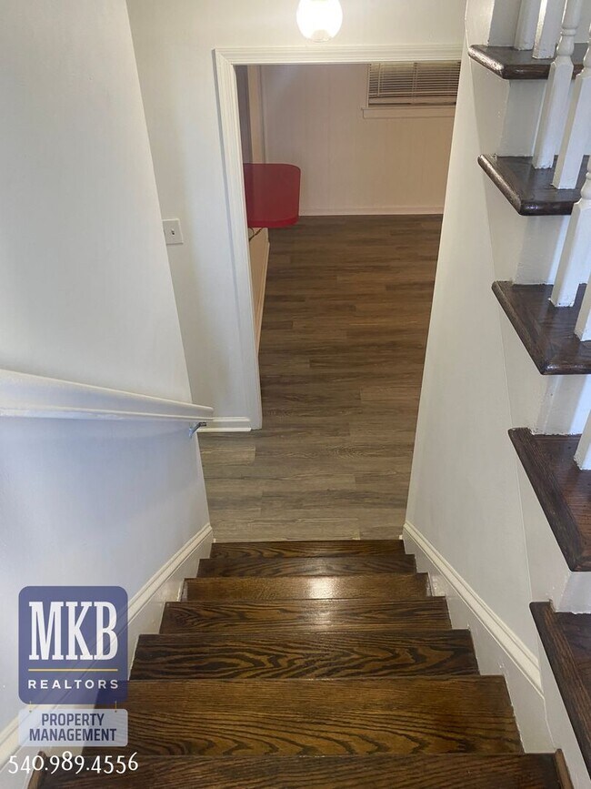 Building Photo - 4 Bedrooms, 2.5 Baths, Split Foyer, Locate...