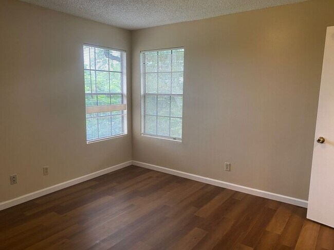 Building Photo - Wonderful 1 Bedroom/1 Bathroom Gated Condo...