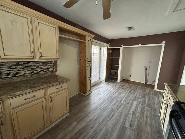 Building Photo - 609 E 6th St