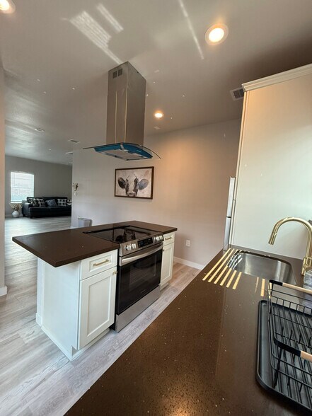 Primary Photo - 2115 Fulton St