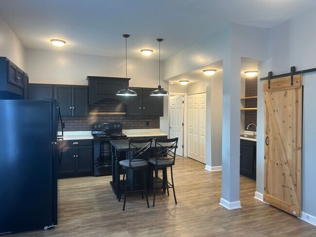 Building Photo - MOVE IN NOW OCTOBER RENT FREE - Cute One B...