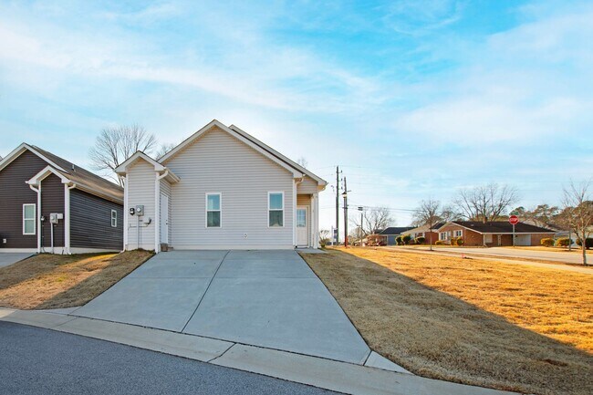Building Photo - A Charming Ranch style home in Academy Point - minutes to downtown Clayton!