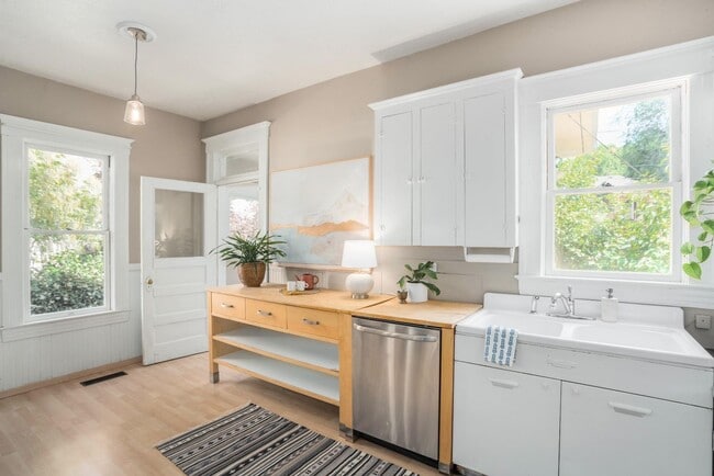 Building Photo - 1518 SE Poplar Ave