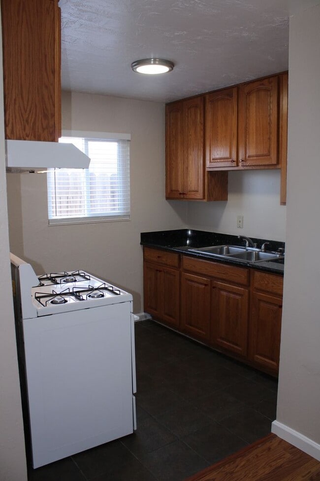 Building Photo - Three Bedroom, One Bathroom House in San P...