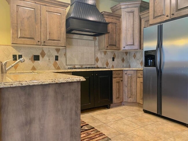 Building Photo - This Gorgeous Home is in the Tonaquint Ter...