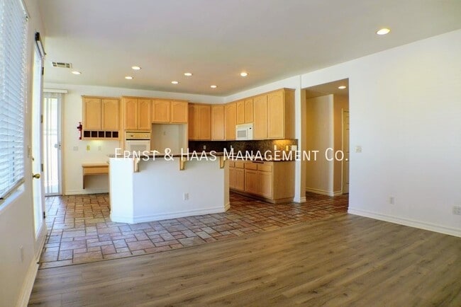 Building Photo - 3560 Pine Ave