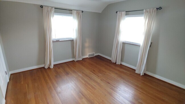 Building Photo - *Updated & Spacious 3BD/2BA Single-Family ...