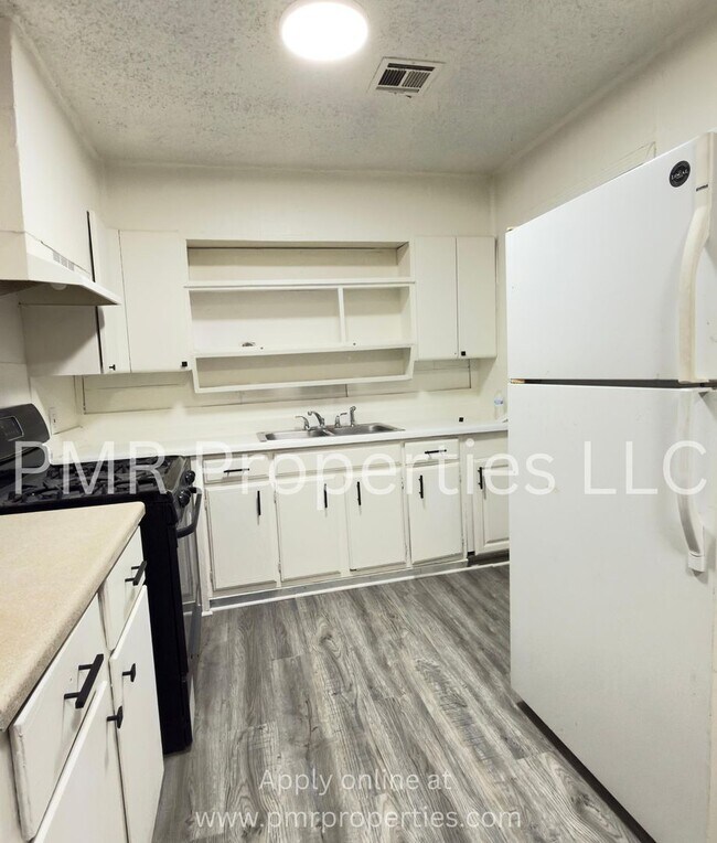 Building Photo - 4 Bedrooms / 2 Bathrooms House