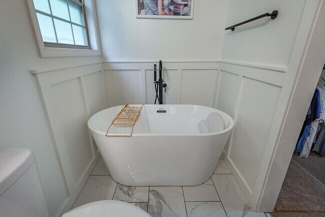 Building Photo - 4 Bedroom | 2 Bathroom | 2 Car Garage | Ba...