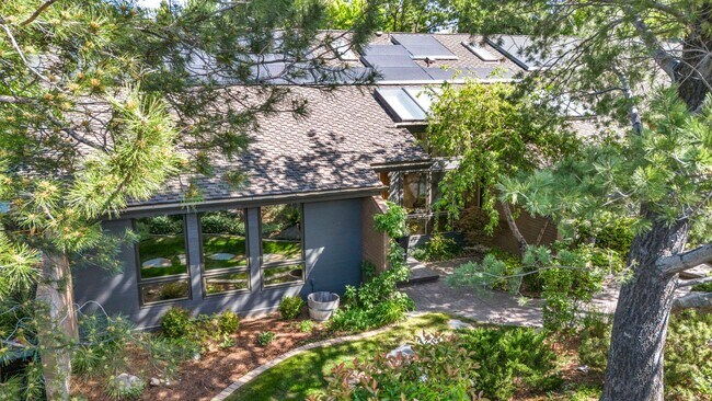 Building Photo - LAKEFRONT LUXURY ON LAKE STANLEY | FULLY FURNISHED + UTILITIES INCLUDED IN GUARDED LAKERIDGE SHORES