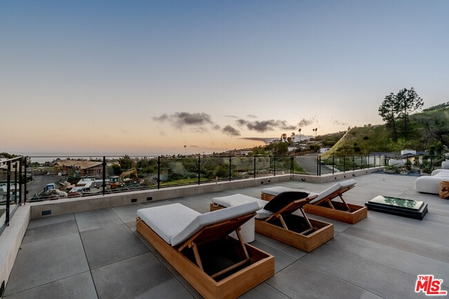 Building Photo - 1205 Las Lomas Pl