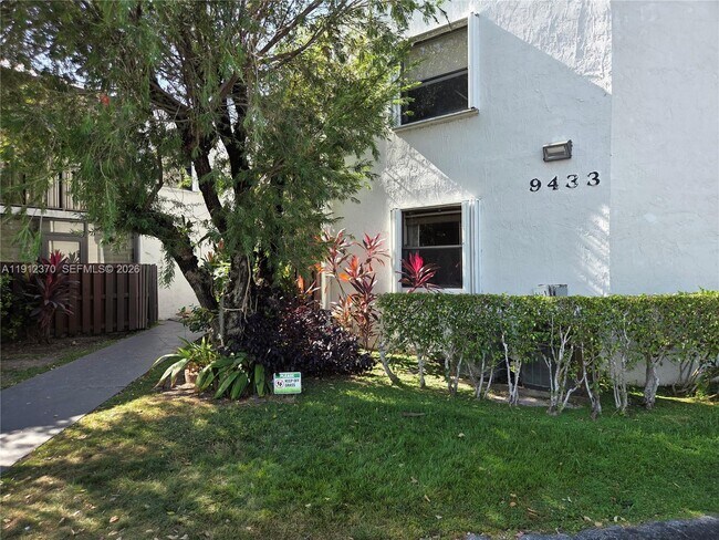 Building Photo - 9433 Fontainebleau Blvd