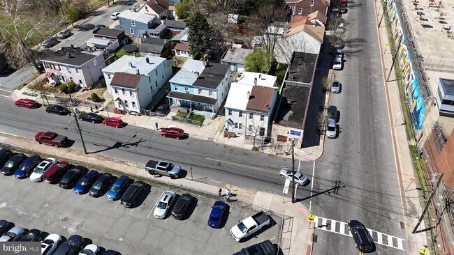 Building Photo - 203 3rd St