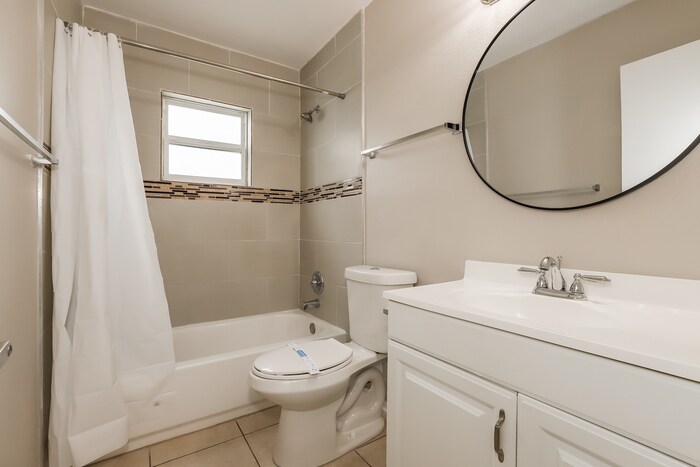 Building Photo - 779 Lynndale St N