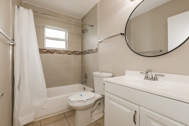 Building Photo - 779 Lynndale St N