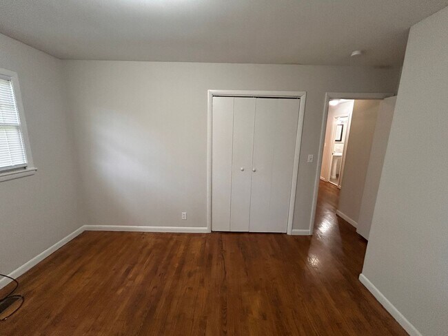 Building Photo - Brick home with 3BR, 1.5BA, garage, fenced in back yard.