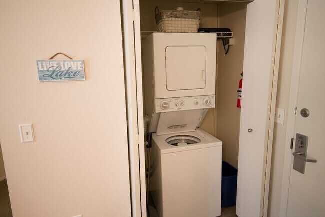 Building Photo - 5704 Creeks Crossing N