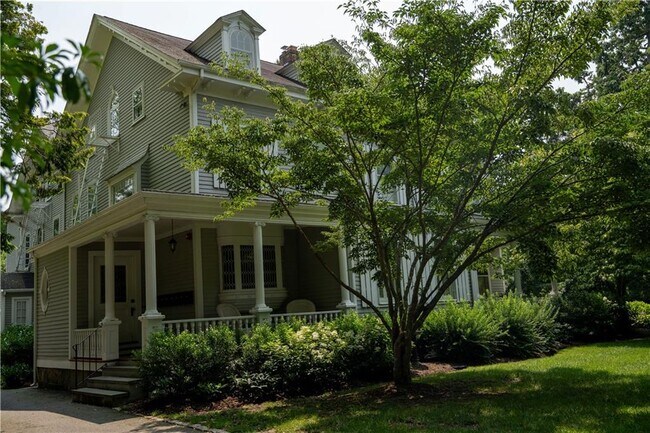 Building Photo - 141 Narragansett Ave