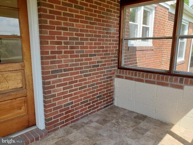 Building Photo - 326 Wellham Ave