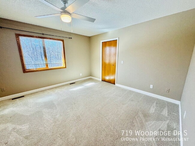 Building Photo - 719 Woodridge Dr S
