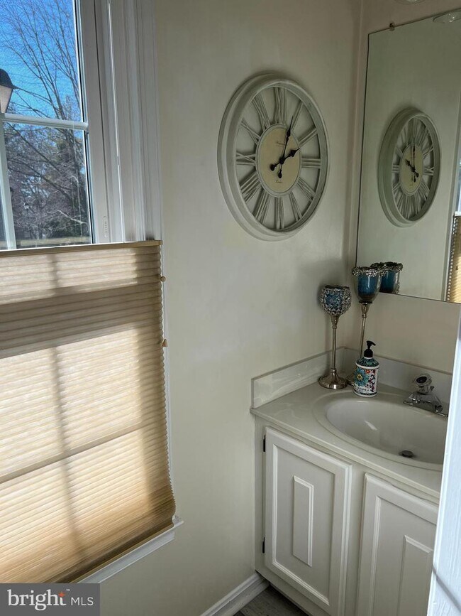 Building Photo - 37 Carriage House Cir