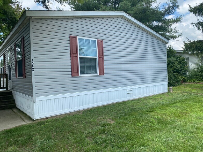 Building Photo - 15562 Pine Ridge Dr