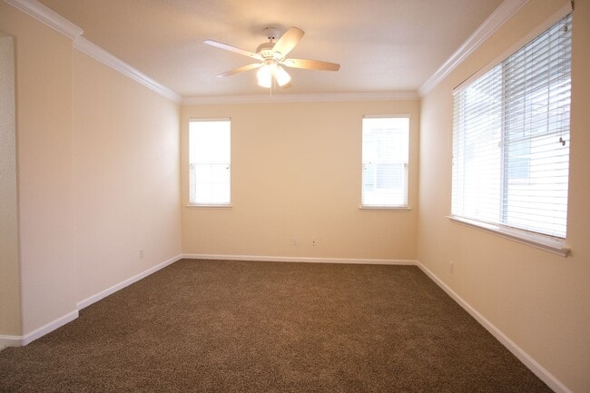 Building Photo - Charming 4-bedroom, 2.5-bathroom home