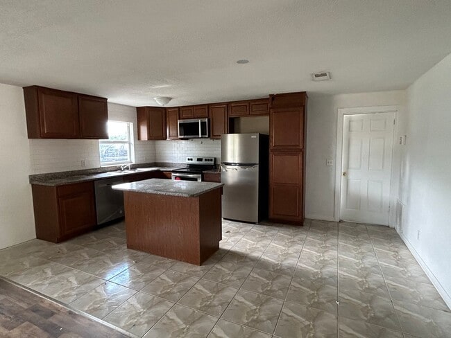 Building Photo - 3 Bed 2 Bathroom Home for Rent