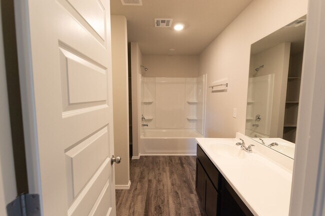 Building Photo - BRAND NEW! 4 Bed 2 Bath Home in Newcastle!