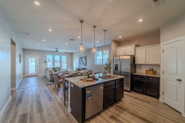 Building Photo - Beautiful 3 bed 2 bath Desert Color Home! ...